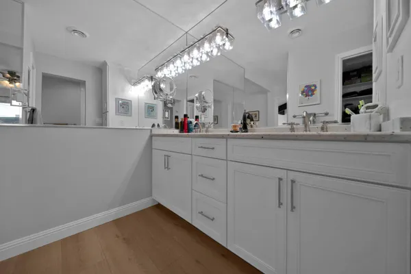 a view of a back yard