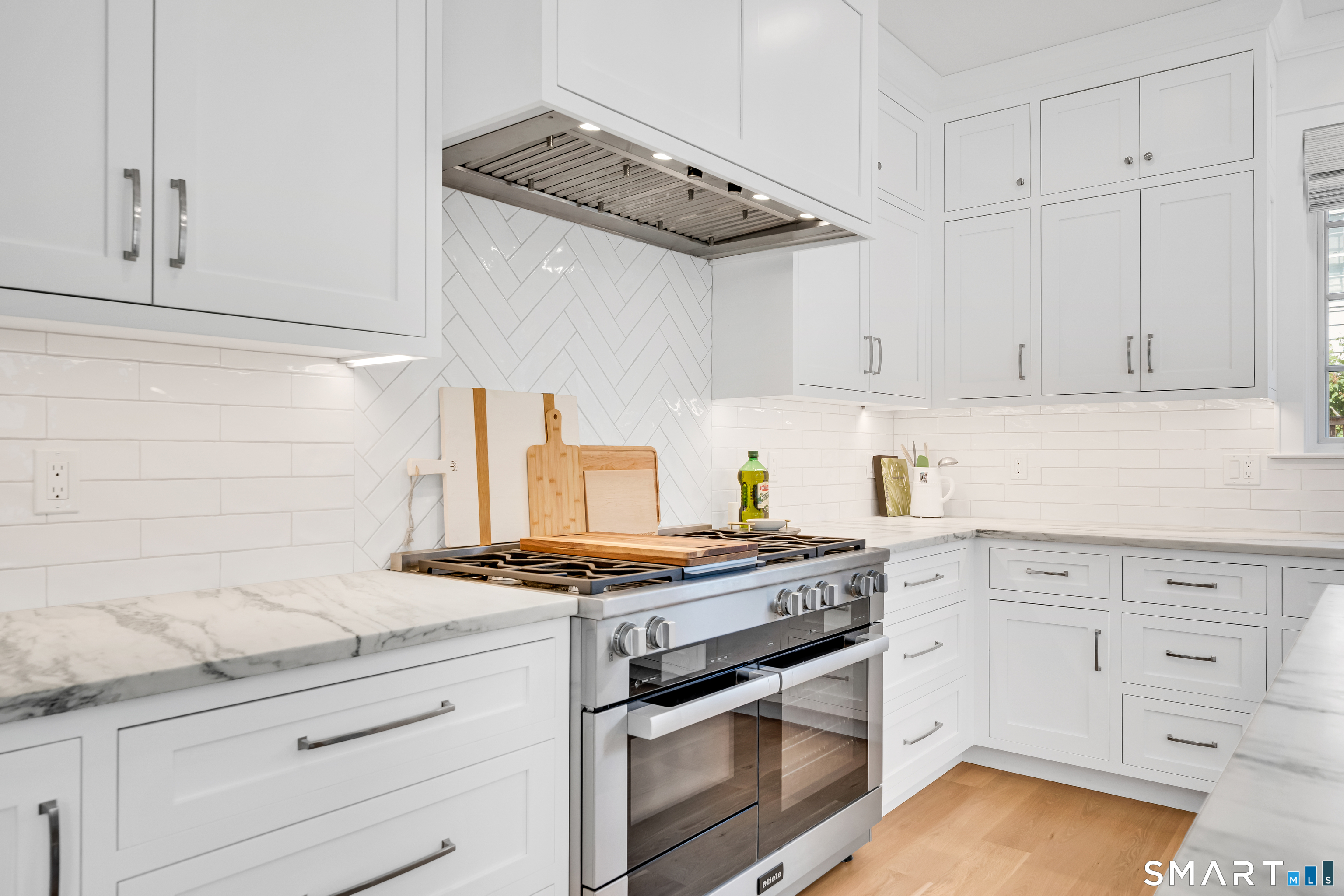 920 Old Post Road Fairfield, CT 06824 - Photo 12 of 40 48" Miele range with built-in microwave