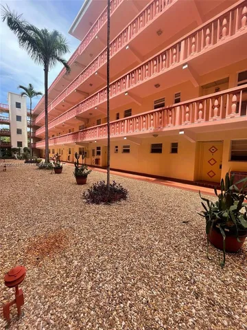 $1,575 | 215 Southeast 3rd Avenue, Unit 103C, Hallandale Beach, FL 33009