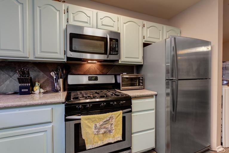 637 Thomas Street Oak View, CA 93022 - Photo 14 of 30 a kitchen with stainless steel appliances granite countertop a refrigerator stove and microwave
