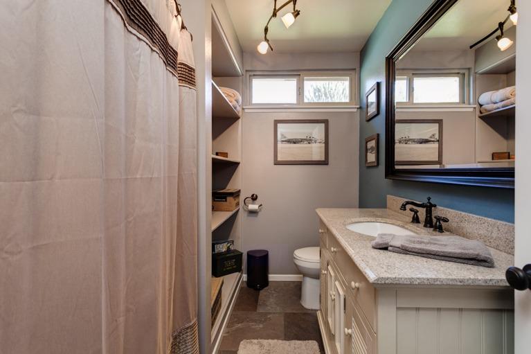 637 Thomas Street Oak View, CA 93022 - Photo 18 of 30 a bathroom with a sink a toilet and mirror