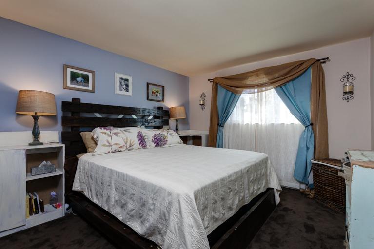 637 Thomas Street Oak View, CA 93022 - Photo 20 of 30 a bedroom with double bed and a window