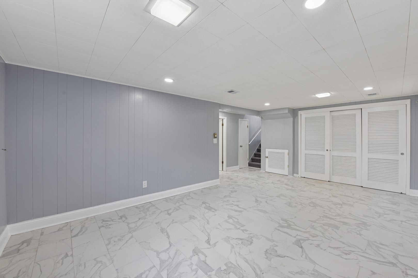 5829 Madison Street Morton Grove, IL 60053 - Photo 9 of 28 a view of an empty room