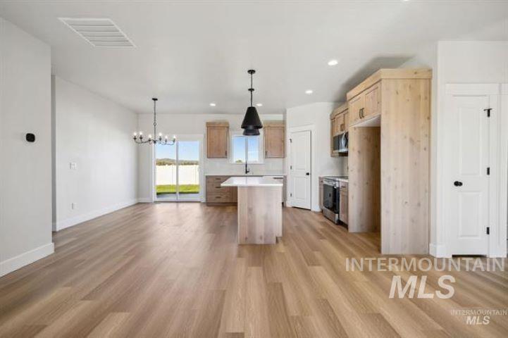 937 Sierra Street Vale, OR 97918 - Photo 13 of 22 Laminate flooring - Photo Similar
