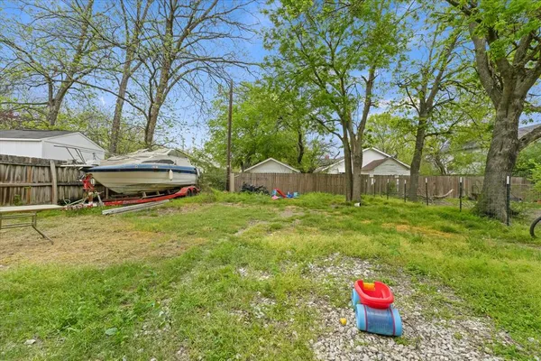 a view of a house with backyard