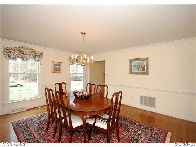 Dining Room - The FORMAL DINING ROOM has hardwood