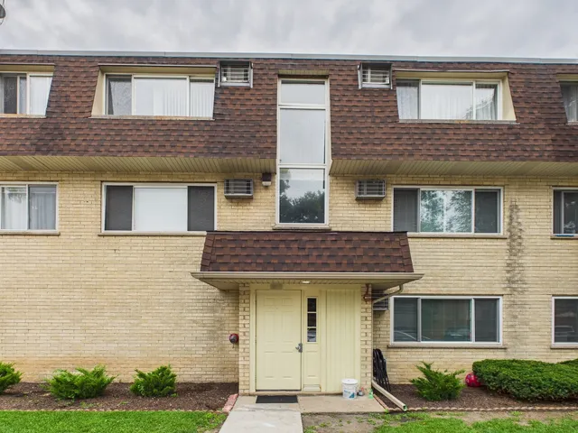 $140,000 | 8810 Briar Court, Unit 1B, Des Plaines, IL 60016