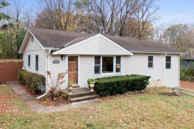 $2,800 | 15803 Sunset Road, Minnetonka, MN 55345