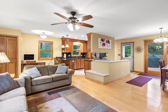 $2,800 | 15803 Sunset Road, Minnetonka, MN 55345