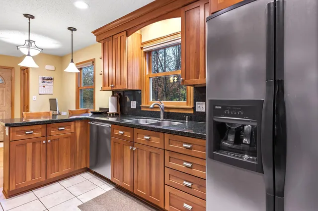 $2,800 | 15803 Sunset Road, Minnetonka, MN 55345