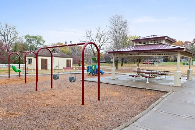 $2,800 | 15803 Sunset Road, Minnetonka, MN 55345