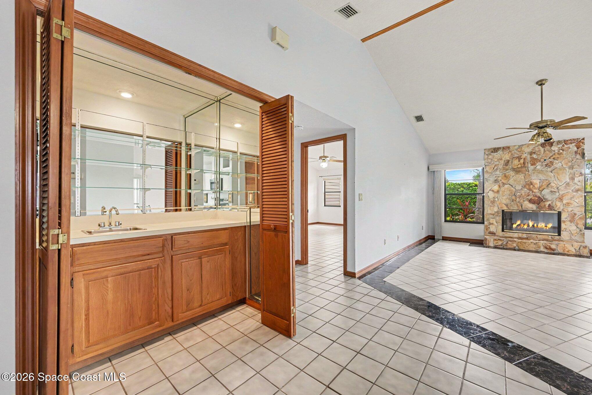 899 Ridge Lake Drive Melbourne, FL 32940 - Photo 8 of 34 a spacious bathroom with a sink mirror and a bath tub
