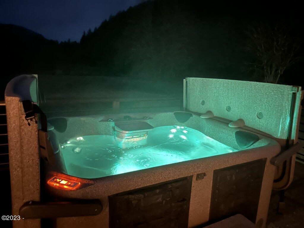 12319 Logsden Road Blodgett, OR 97326 - Photo 76 of 78 Hot tub fun