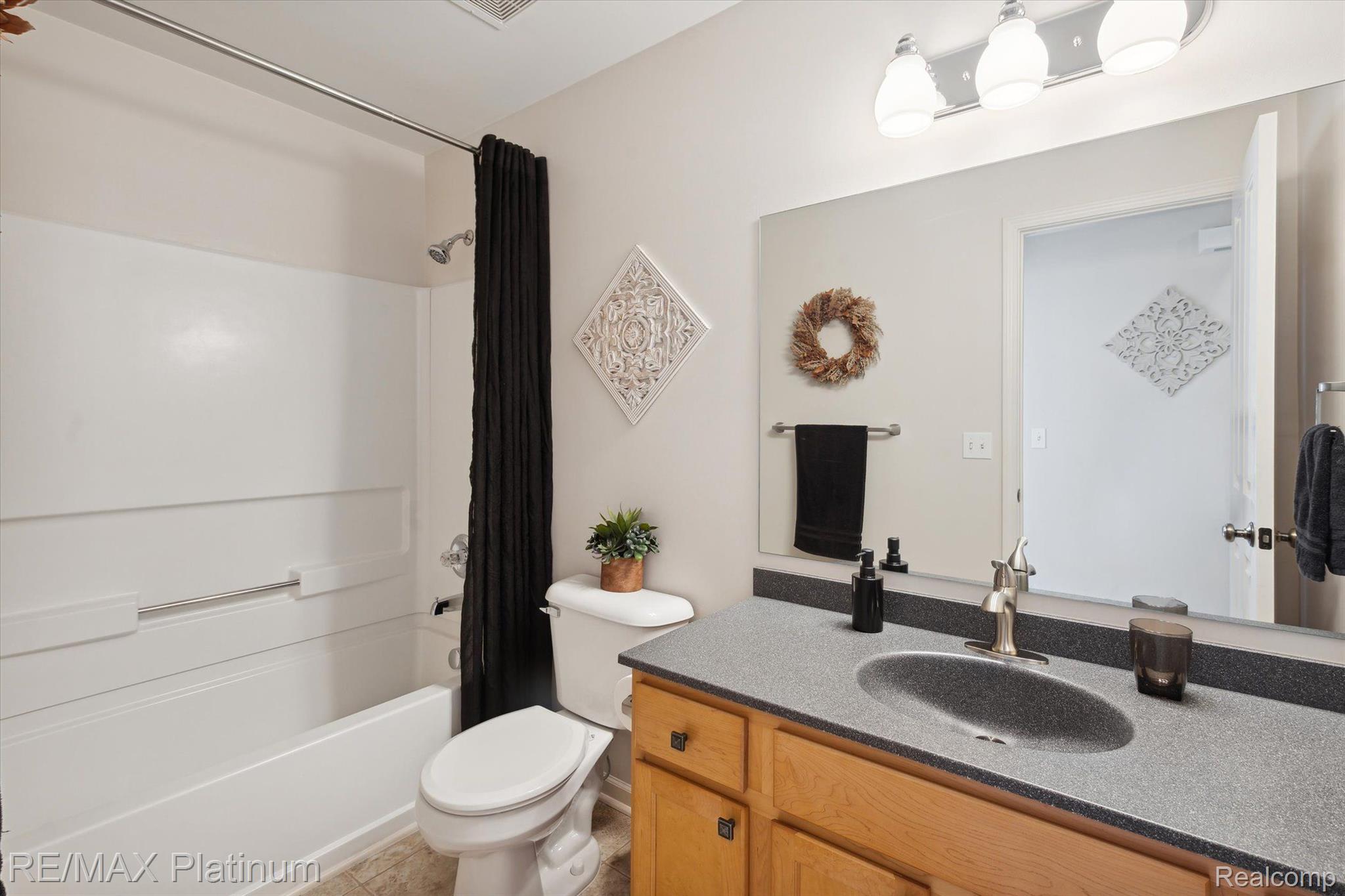 4070 Hampton Ridge Boulevard Howell, MI 48843 - Photo 23 of 28 Second bathroom
