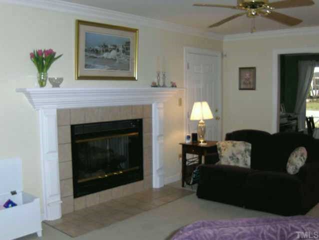 Family Room with Crown Molding and Ceiling Fan