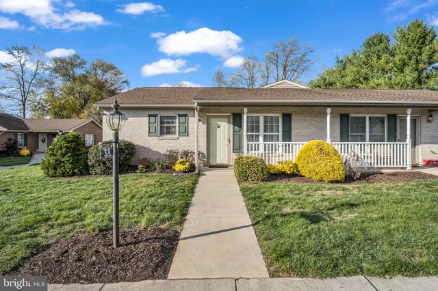 a view of a house with backyard and garden