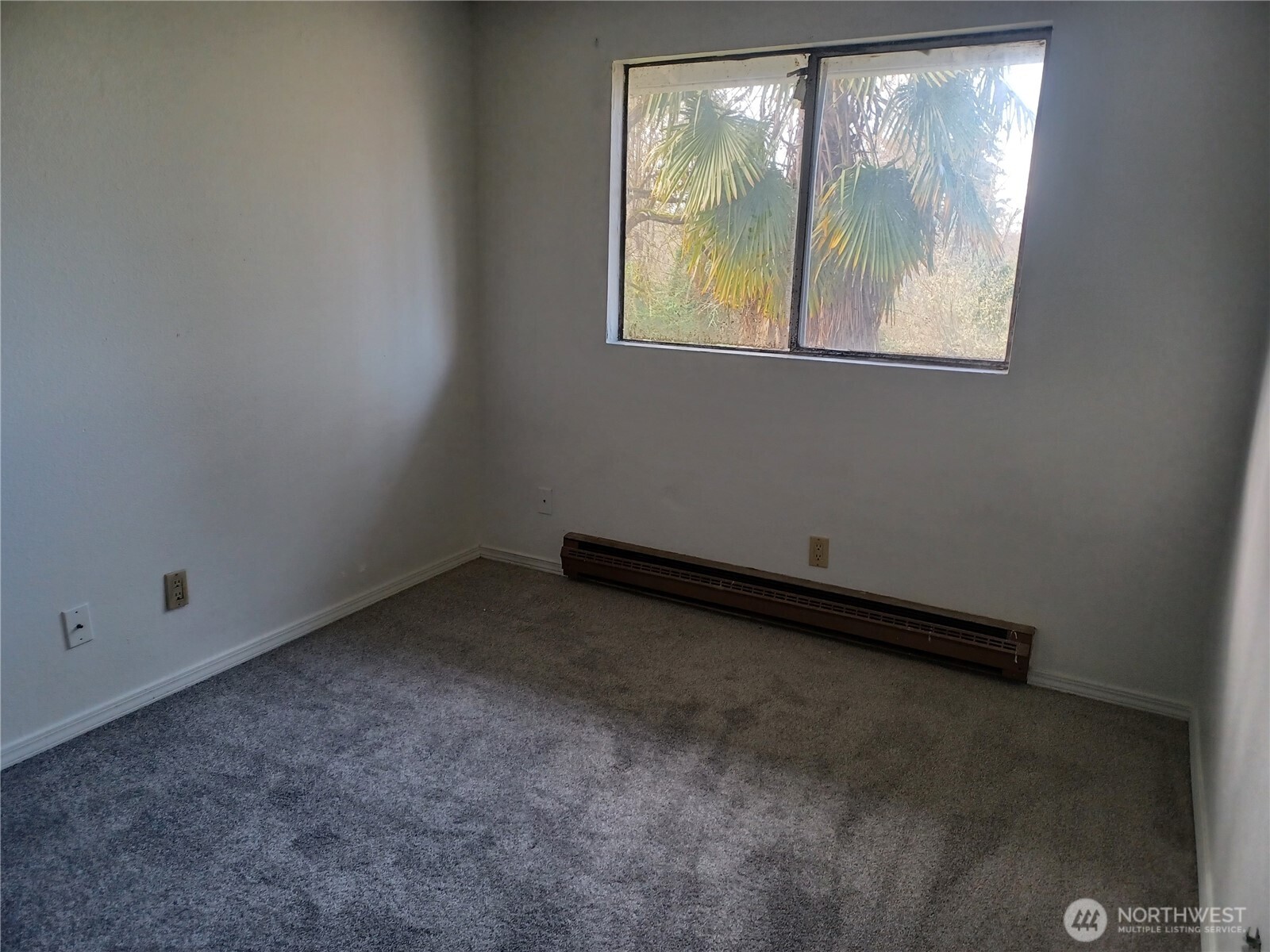 714 Union Avenue Steilacoom, WA 98388 - Photo 11 of 16 an empty room with a window