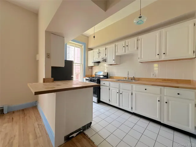 $2,250 | 240 Grand Street, Unit 5, Newburgh, NY 12550