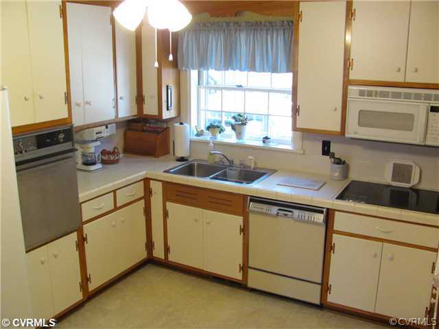 8218 Brookfield Road Richmond, VA 23227 - Photo 8 of 12 Kitchen - Updated Kitchen has new vinyl floor, til