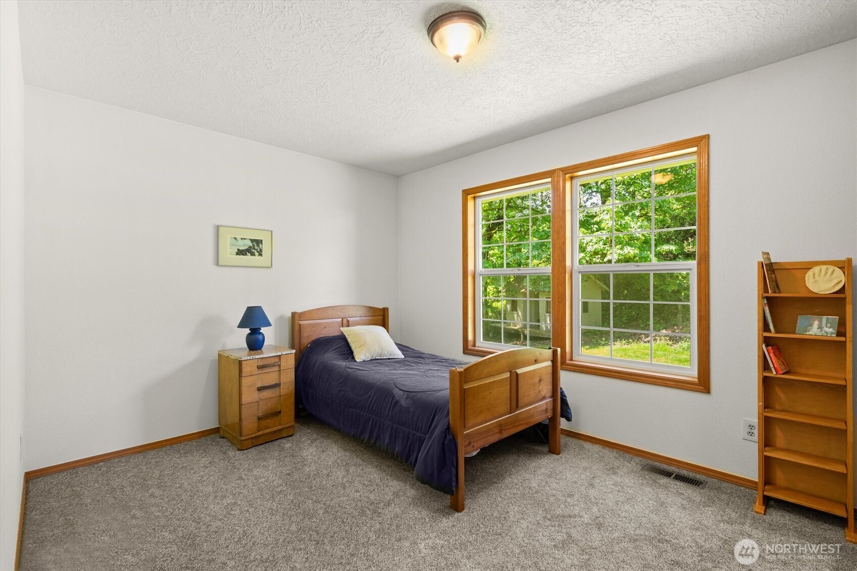 672 Walker Road Kelso, WA 98626 - Photo 12 of 40 a room with a bed and a window