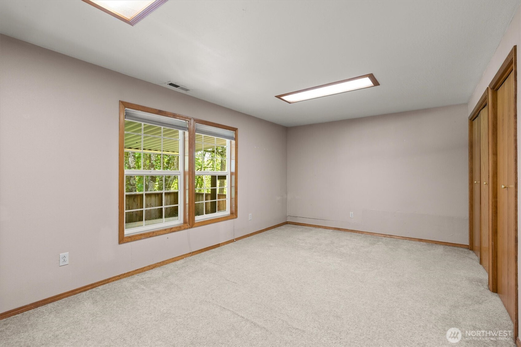 672 Walker Road Kelso, WA 98626 - Photo 20 of 40 an empty room with a window
