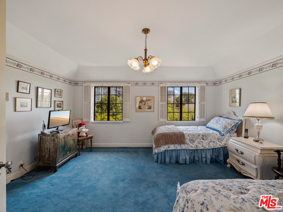 810 Devon Avenue Los Angeles, CA 90024 - Photo 14 of 23 a bedroom with bed and window