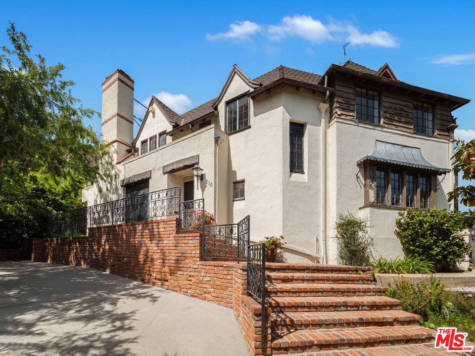 810 Devon Avenue Los Angeles, CA 90024 - Photo 3 of 23 a front view of a house with a yard