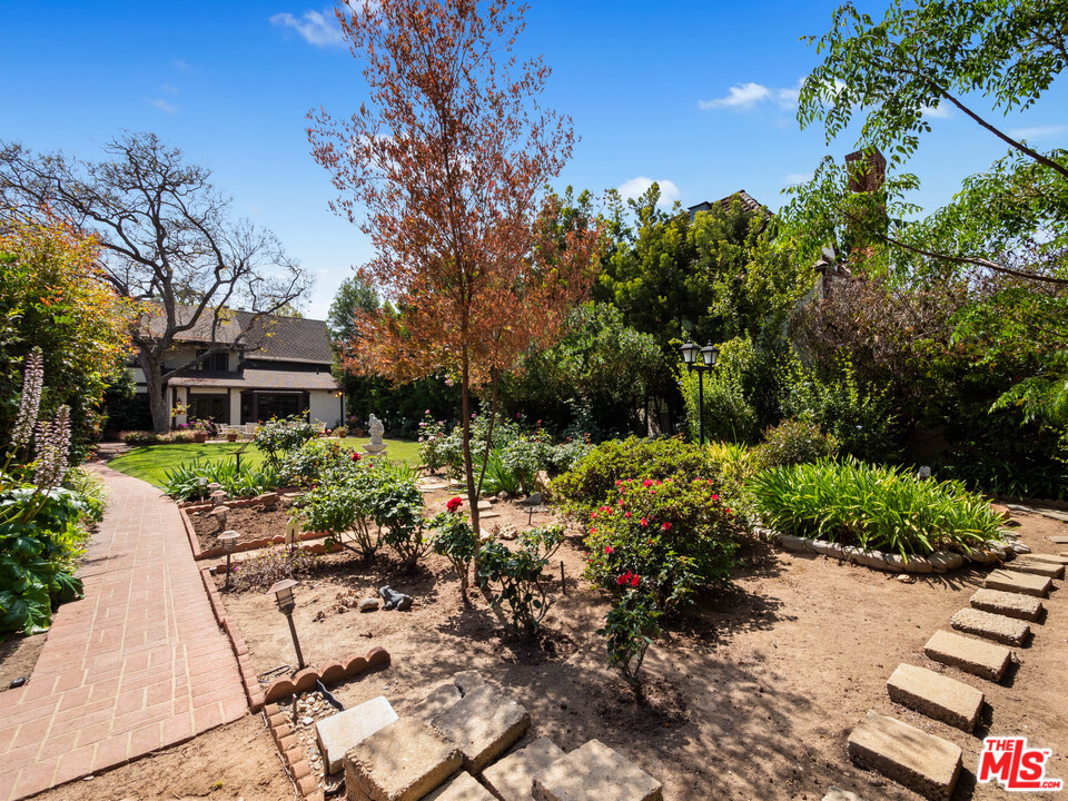 810 Devon Avenue Los Angeles, CA 90024 - Photo 21 of 23 a front view of a house with a yard