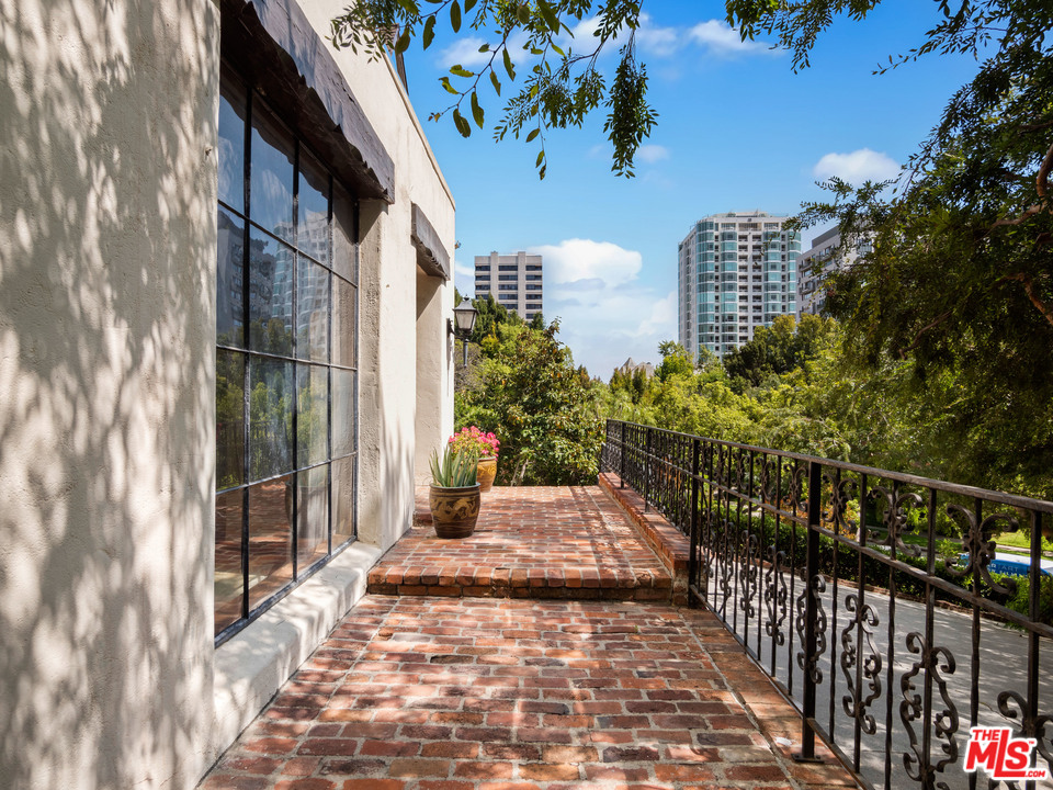 810 Devon Avenue Los Angeles, CA 90024 - Photo 4 of 23 a view of a balcony with wooden floor and fence