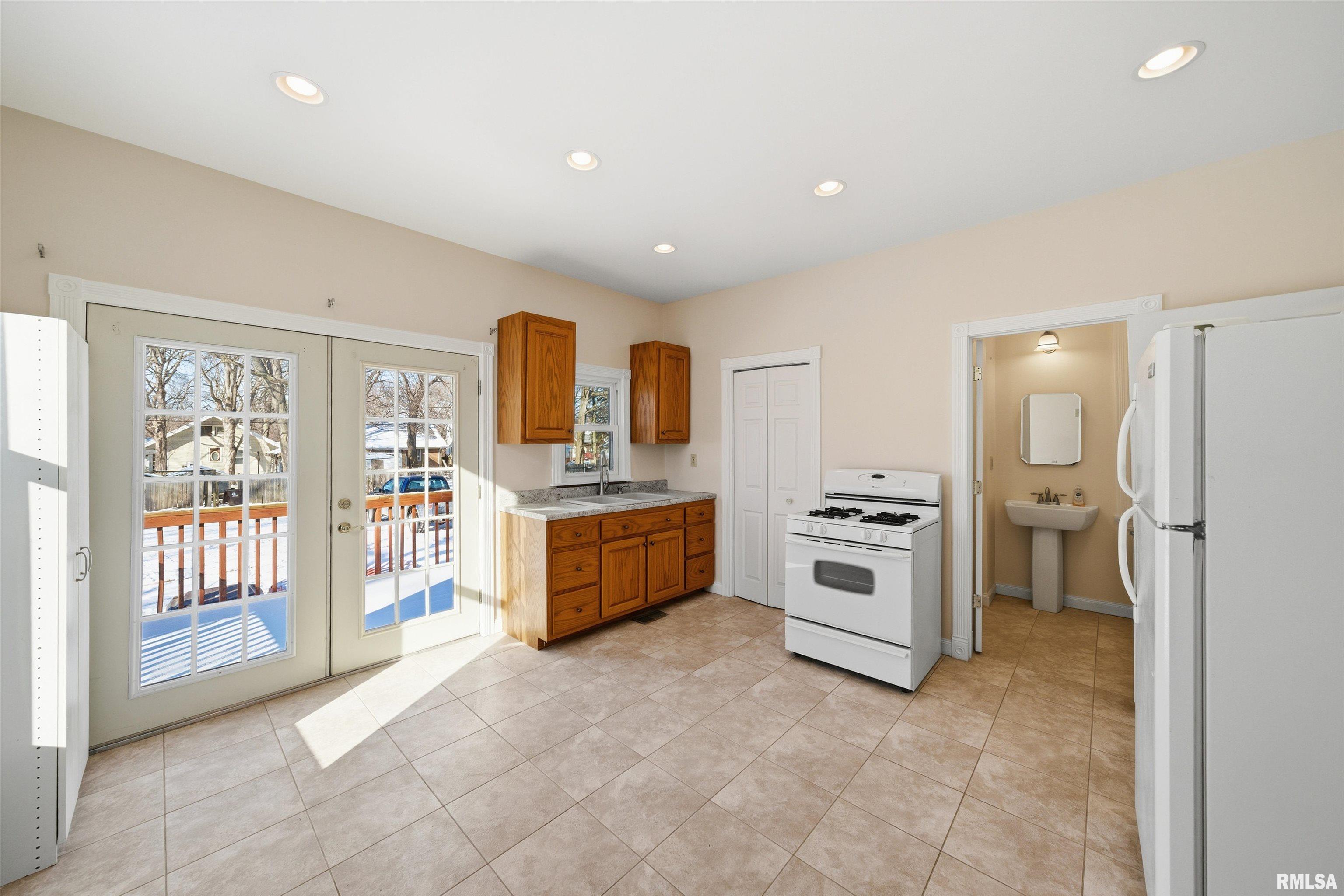 1427 North Sheridan Road Peoria, IL 61606 - Photo 3 of 32