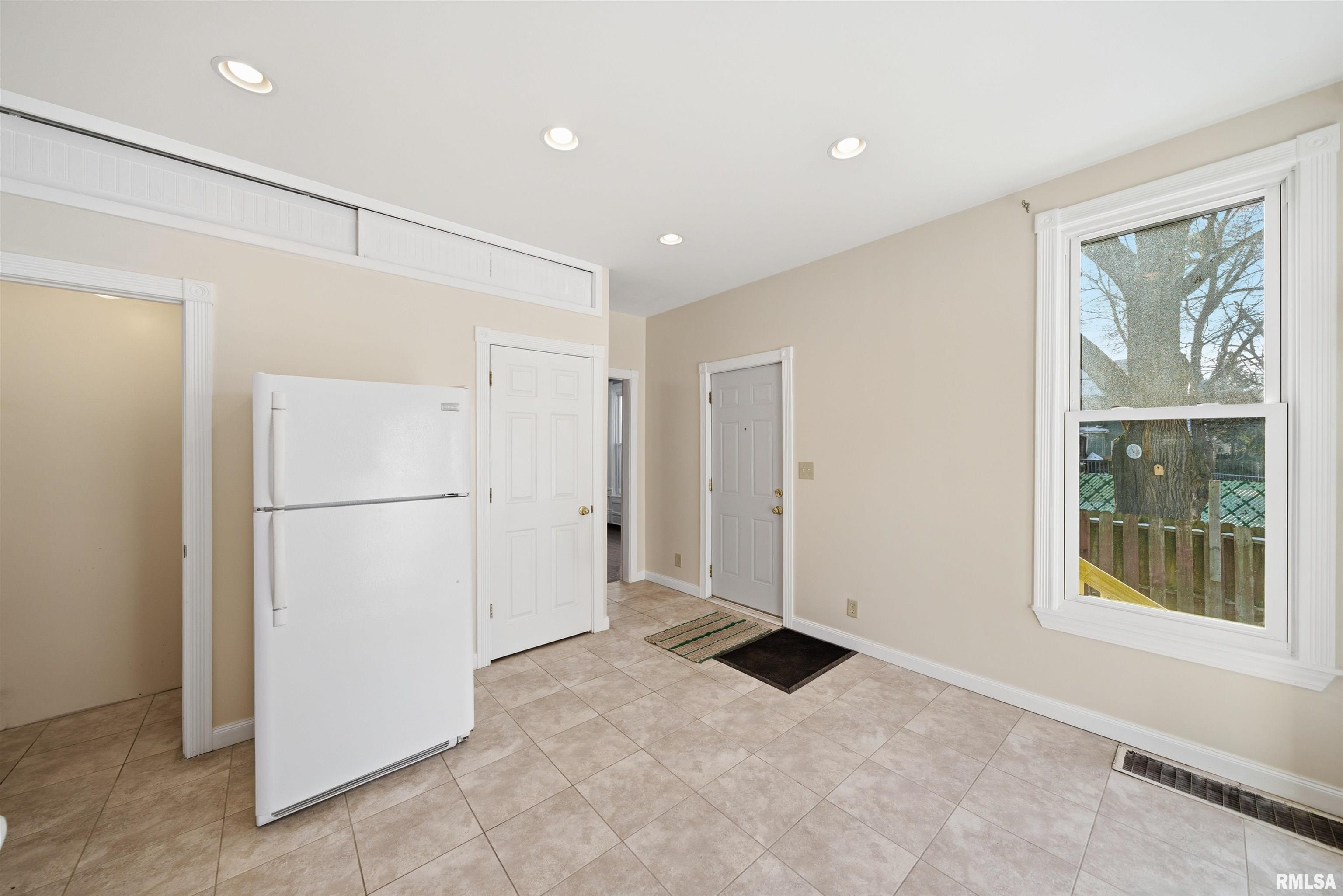 1427 North Sheridan Road Peoria, IL 61606 - Photo 4 of 32