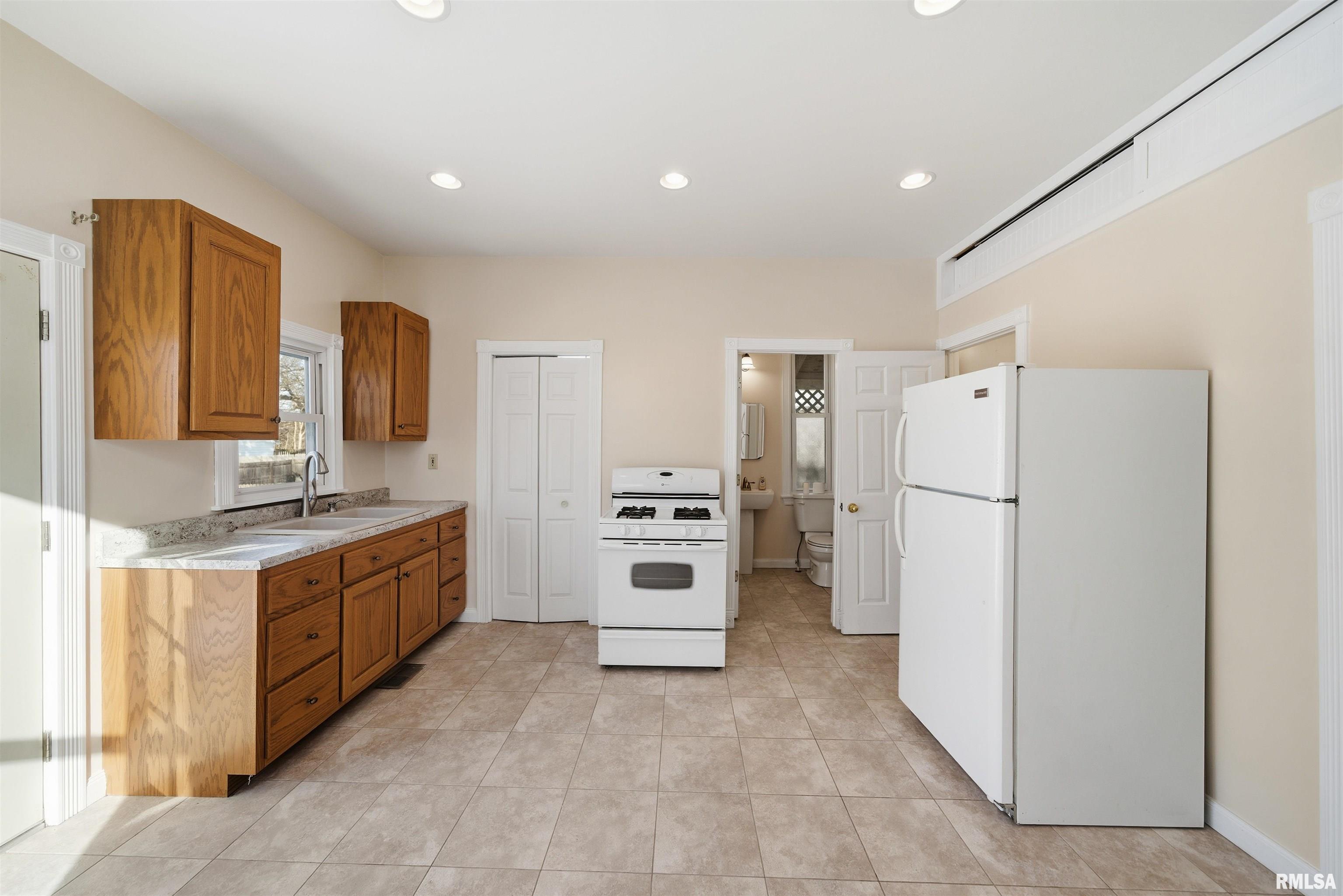 1427 North Sheridan Road Peoria, IL 61606 - Photo 5 of 32