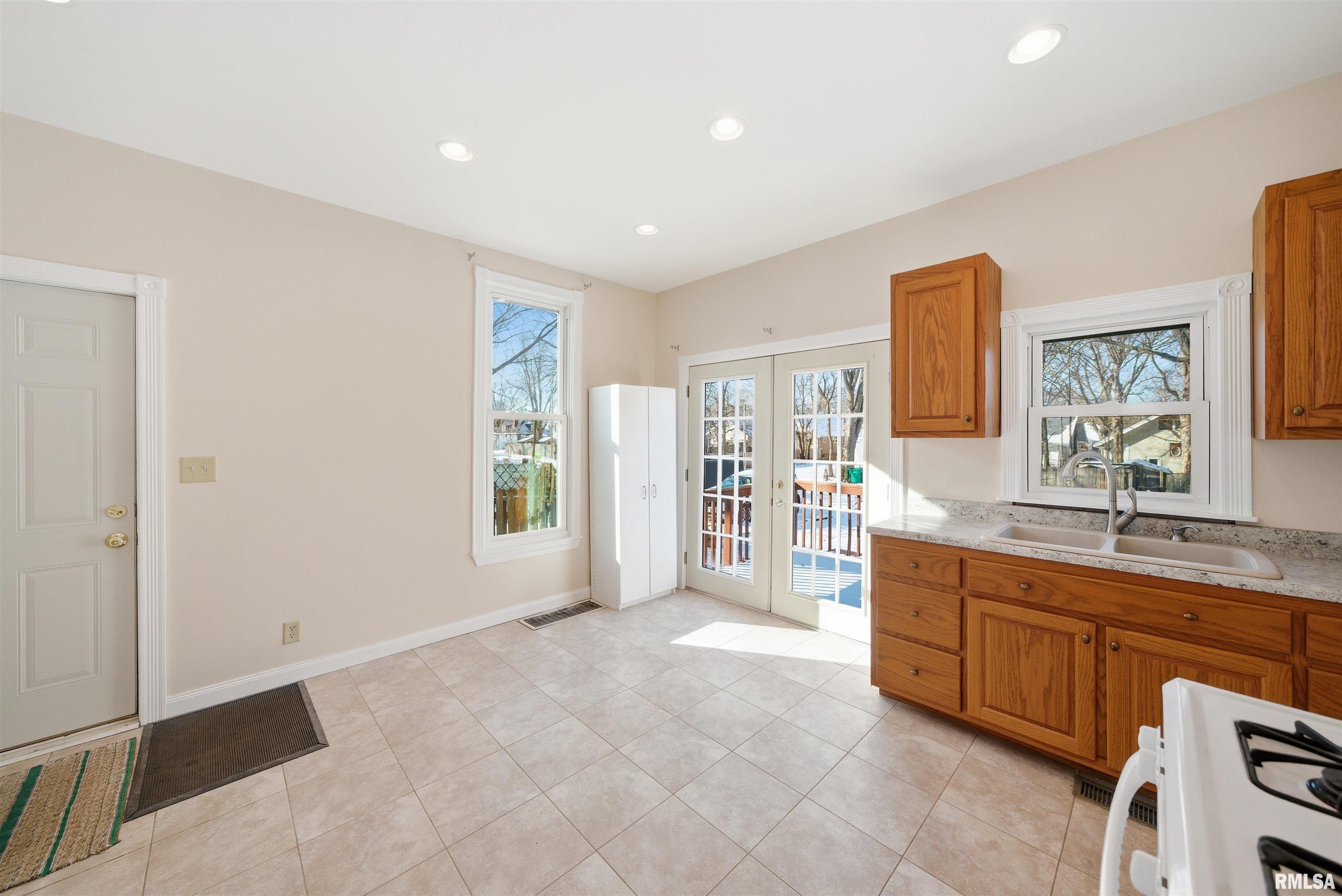 1427 North Sheridan Road Peoria, IL 61606 - Photo 6 of 32