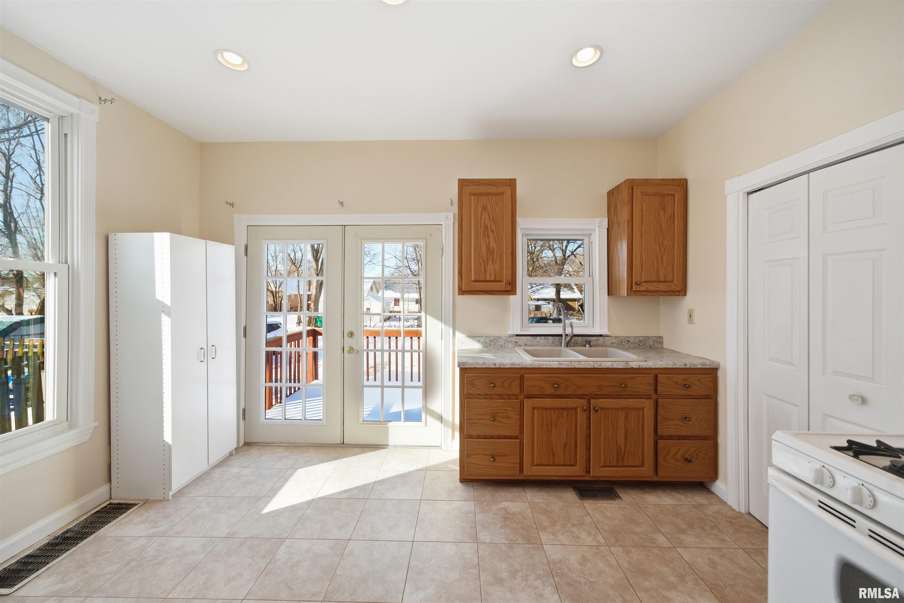 1427 North Sheridan Road Peoria, IL 61606 - Photo 7 of 32