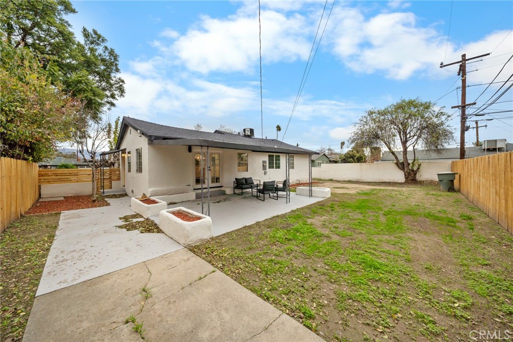 2717 West 6th Street Rialto, CA 92376 - Photo 27 of 30 a view of a patio with table and chairs with wooden fence