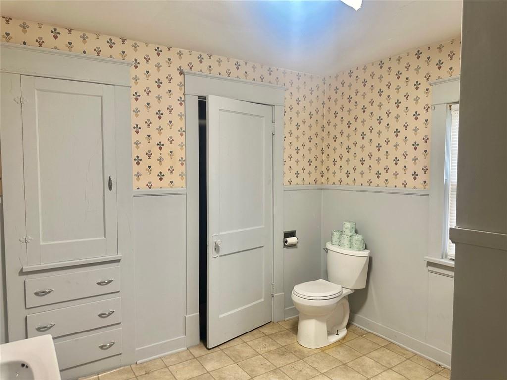 320 Reis Street New Castle, PA 16101 - Photo 16 of 18 a bathroom with a toilet and a shower