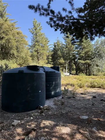 a view of a yard of the house