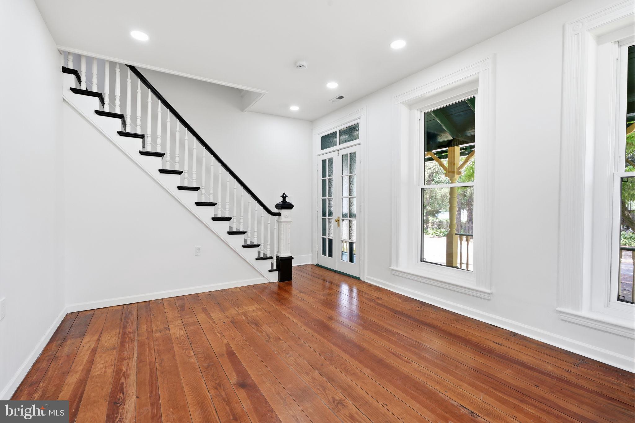 124 Cedar Road Riegelsville, PA 18077 - Photo 20 of 50 Bright and airy entryway with charm.
