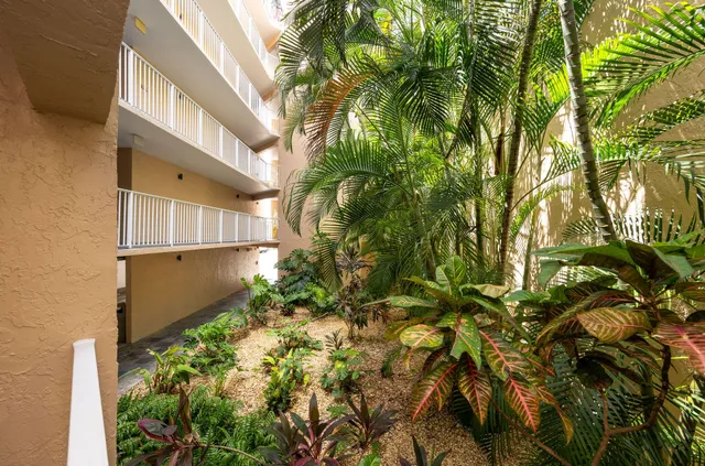 a picture of a wall with a white wall