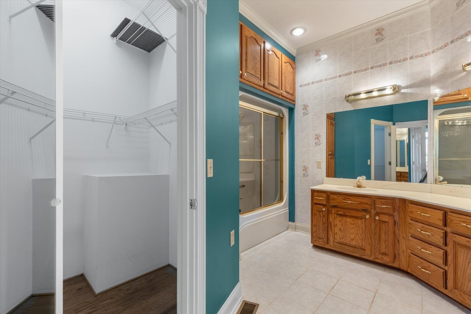 3160 Tom Holt Road Clifton, TN 38425 - Photo 37 of 53 a bathroom with a sink a mirror and a bathtub