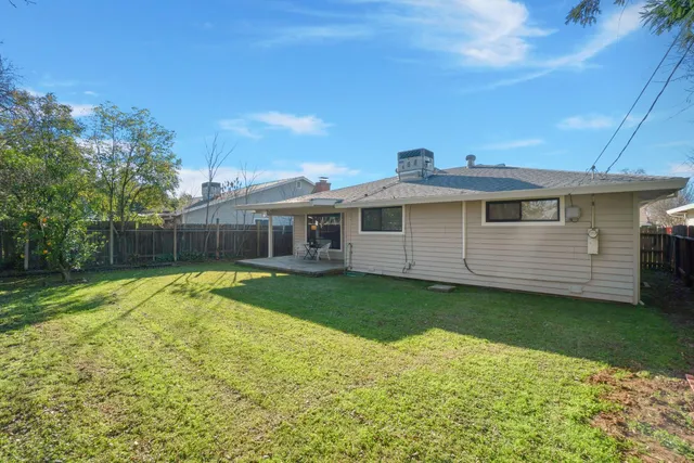 a view of a house with a backyard