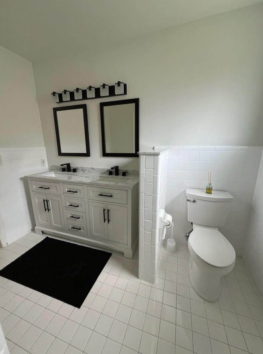 4408 Monroe Street Hollywood, FL 33021 - Photo 16 of 26 a bathroom with a toilet a sink and mirror