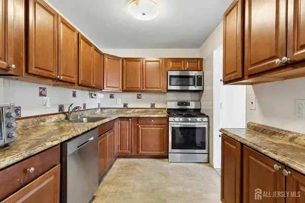 $279,900 | 324 Cricket Lane, Woodbridge, NJ 07095