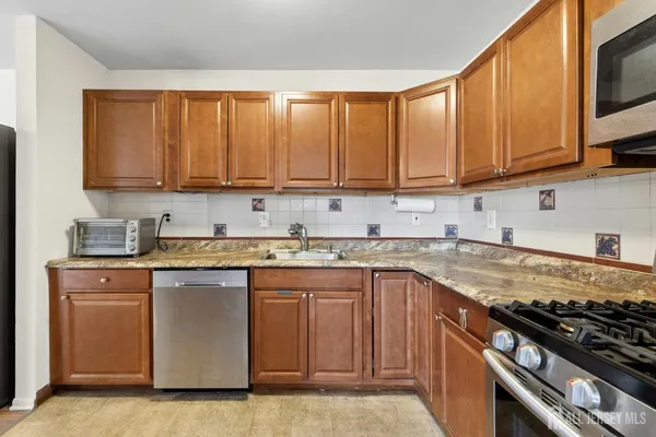 $279,900 | 324 Cricket Lane, Woodbridge, NJ 07095