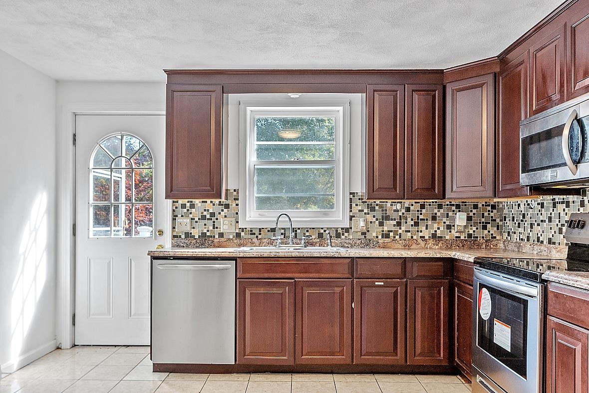 18 Westfall Road Pelham, NH 03076 - Photo 4 of 37