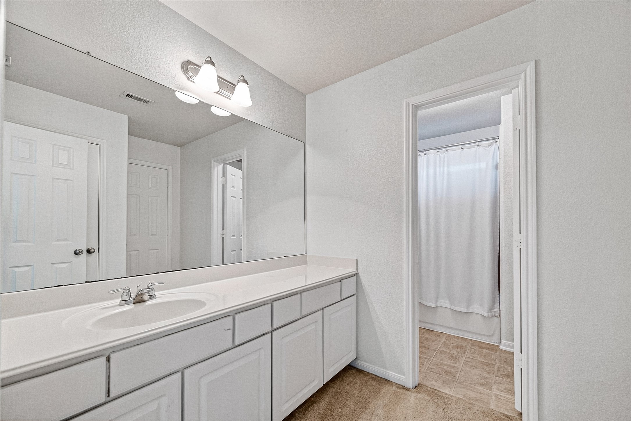 2702 Modano Court Fresno, TX 77545 - Photo 23 of 46 a bathroom with 2 sink and a mirror