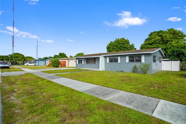 a view of a house with a backyard
