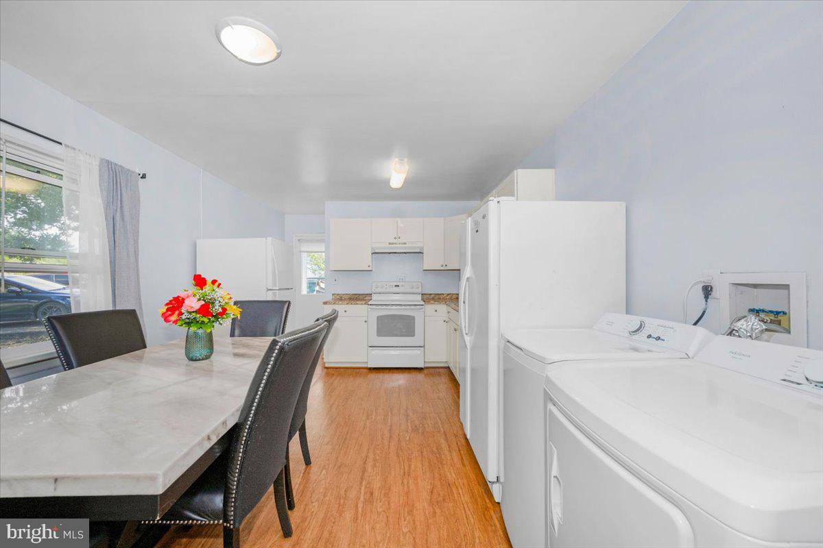 302 Manor Court Frederick, MD 21701 - Photo 7 of 33 Bright and inviting kitchen space.