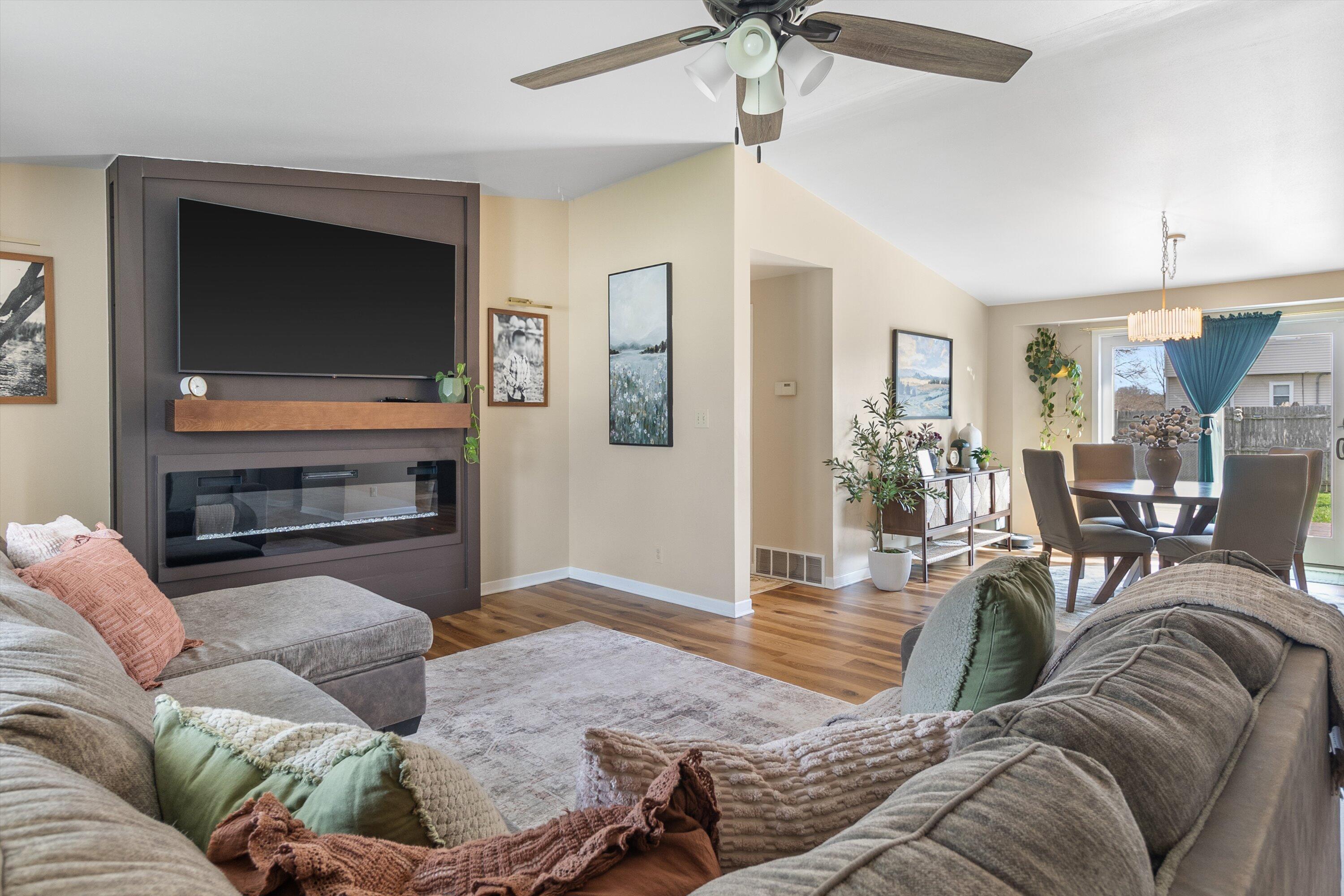 5315 66th Place Kenosha, WI 53142 - Photo 25 of 48 Living Room