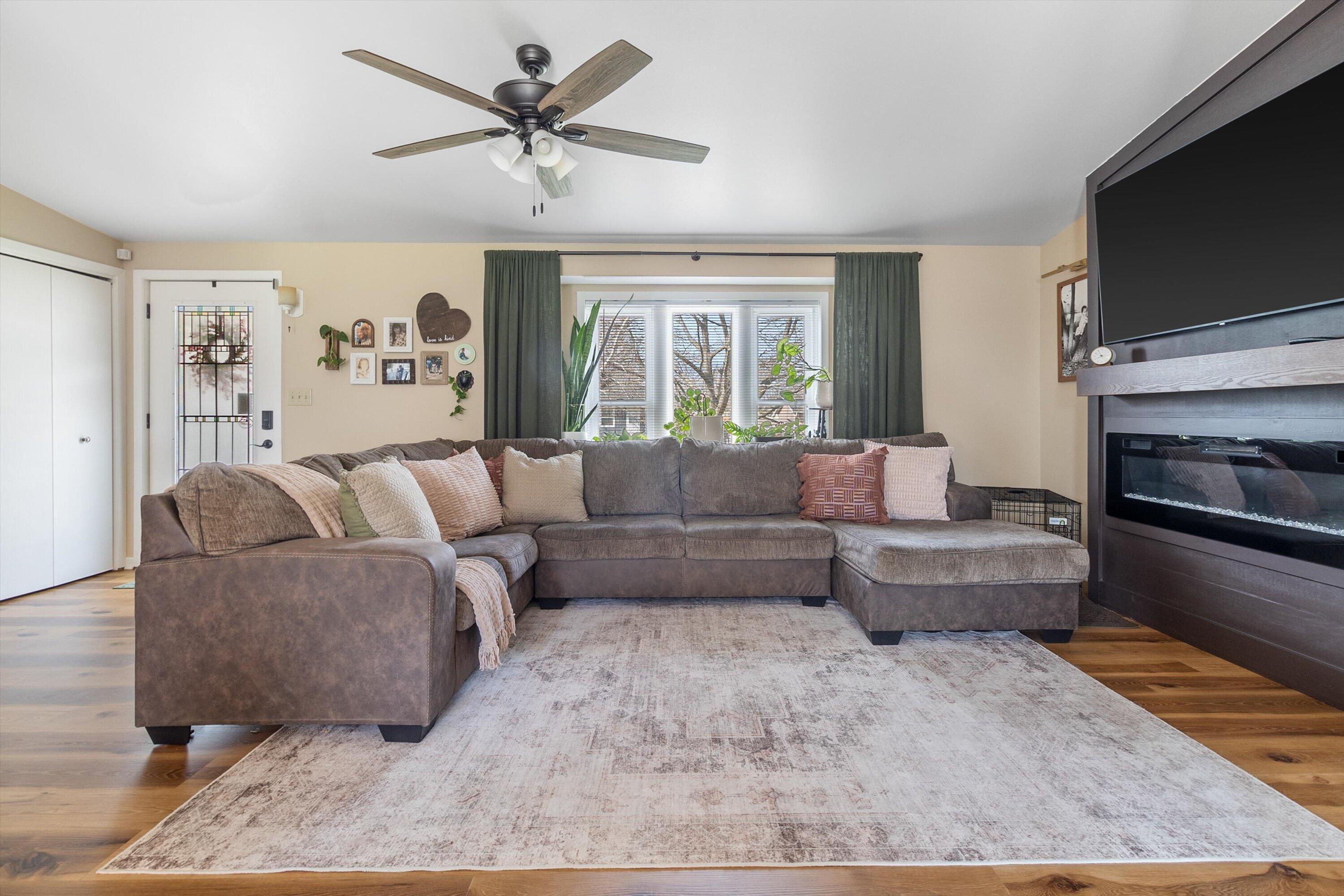 5315 66th Place Kenosha, WI 53142 - Photo 26 of 48 Living Room